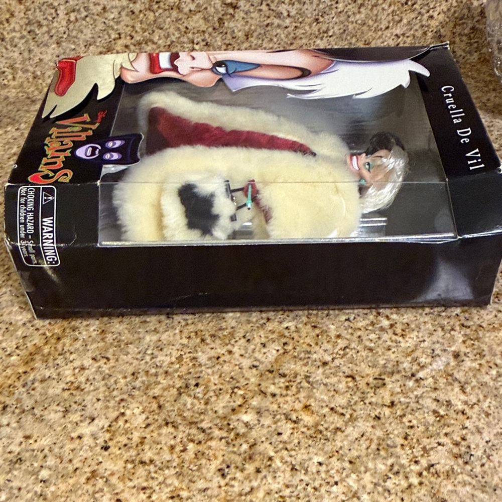 Disney Villains Cruella De Vil 1999 theme park exclusive new in box - Picture 7 of 8